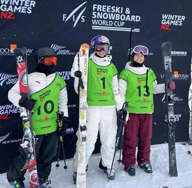 谷爱凌带伤夺冠！中国滑雪新星闪耀新西兰，再破世界纪录！(图1)