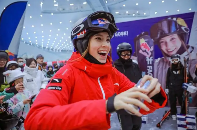 谷爱凌带伤夺冠！中国滑雪新星闪耀新西兰，再破世界纪录！(图2)