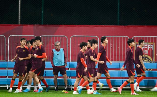 国足积极备战与沙特队世预赛，似已走出惨败阴影(图1)