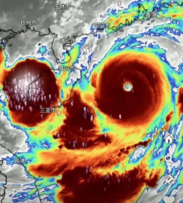 台风‘摩羯’过后，捡椰子、捞海鲜，乐观精神让人赞！(图1)