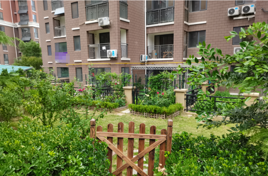 莱山区凤凰山庄小区居民“圈地自留”，法律意识淡薄(图1)