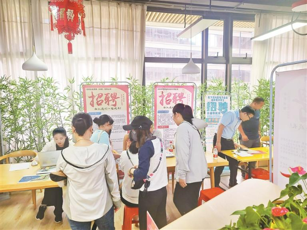 深圳凤凰街道举办专场招聘会，就业岗位“包邮”送(图2)