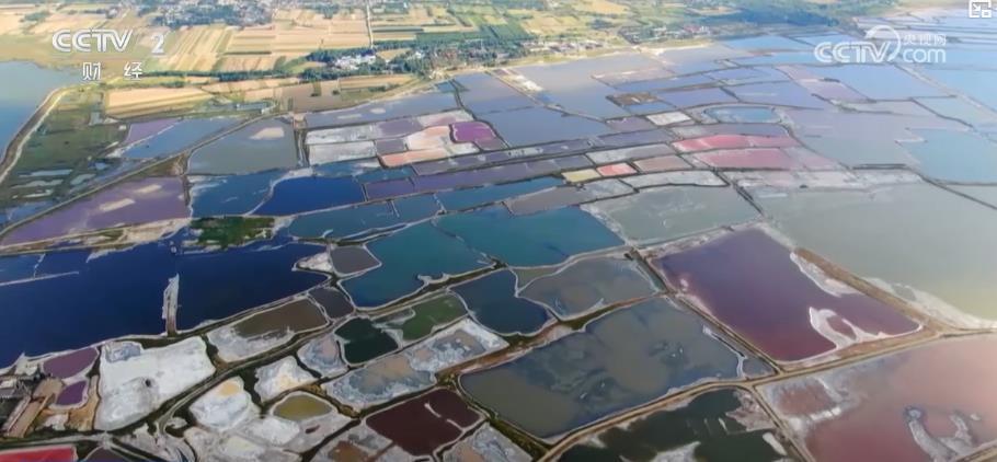 追极光、赏盐湖、观瀑布 各地游客纷至沓来打卡大美中国绚丽秋景(图3)