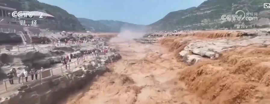 追极光、赏盐湖、观瀑布 各地游客纷至沓来打卡大美中国绚丽秋景(图4)