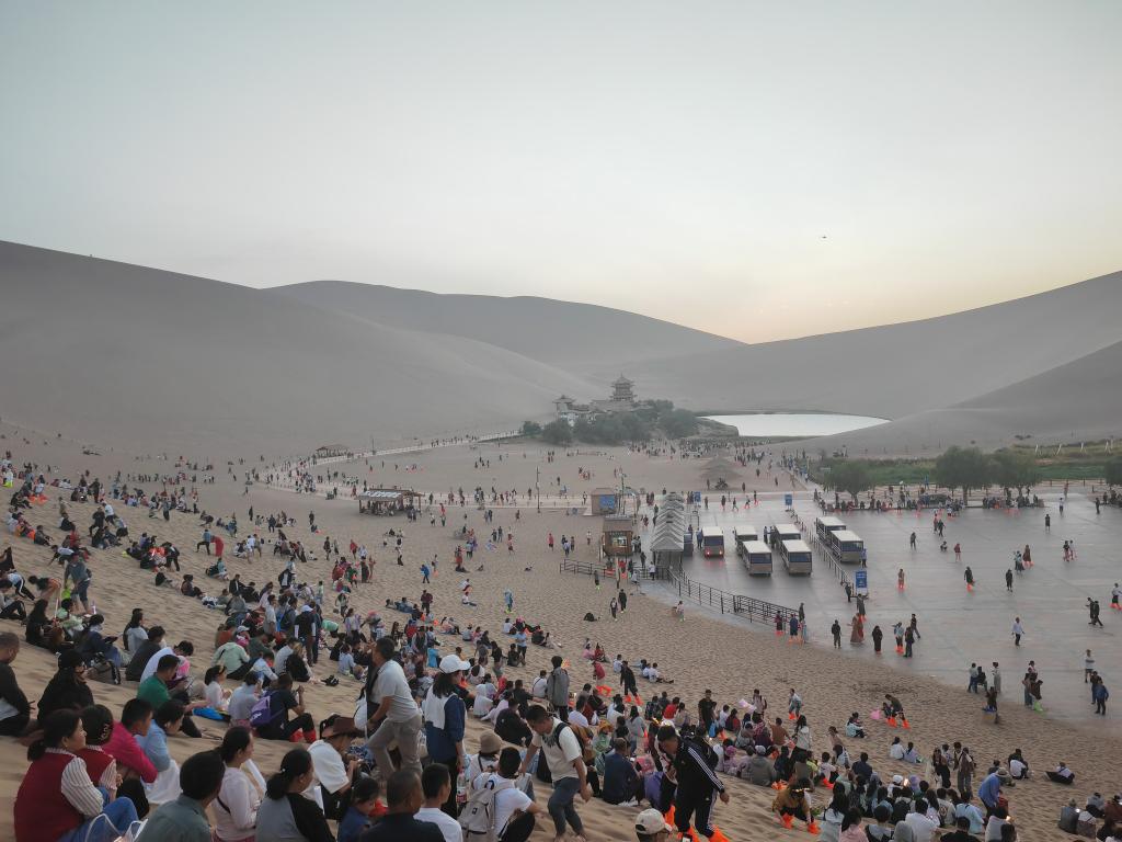 中国加强生态治理恢复敦煌月牙泉水位(图1)