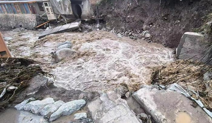 甘肃多地降雨 山洪导致积石山县部分道路桥梁受损(图1)