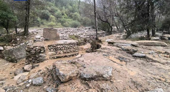甘肃多地降雨 山洪导致积石山县部分道路桥梁受损(图2)