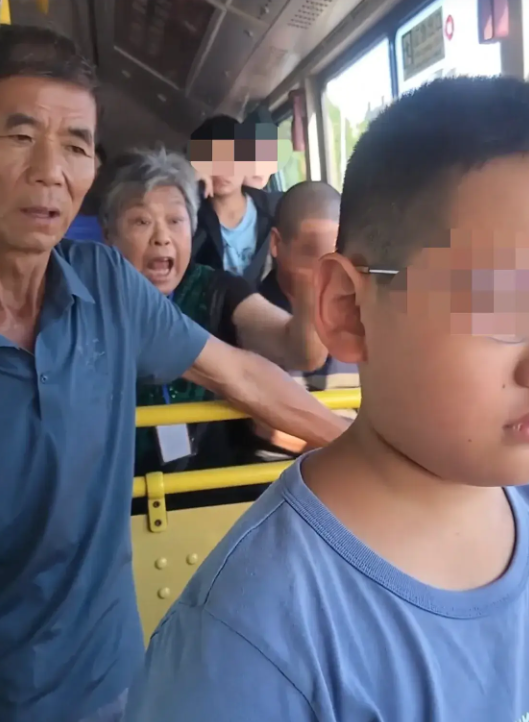 九江公交车上，老太太强势要求小学生让座引众怒！(图1)