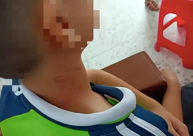 广东廉江一男孩未戴红领巾，竟被校长掐脖施暴？(图1)