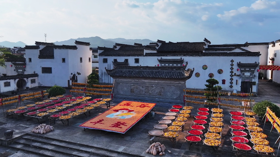 安徽黄山：古村晒秋入画来(图2)