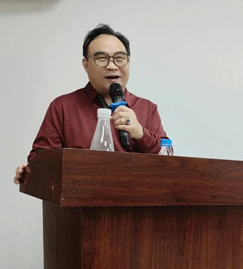 上海易动决策杂志社戴成明率领全体新闻工作者在北京总部庆祝国庆(图1)