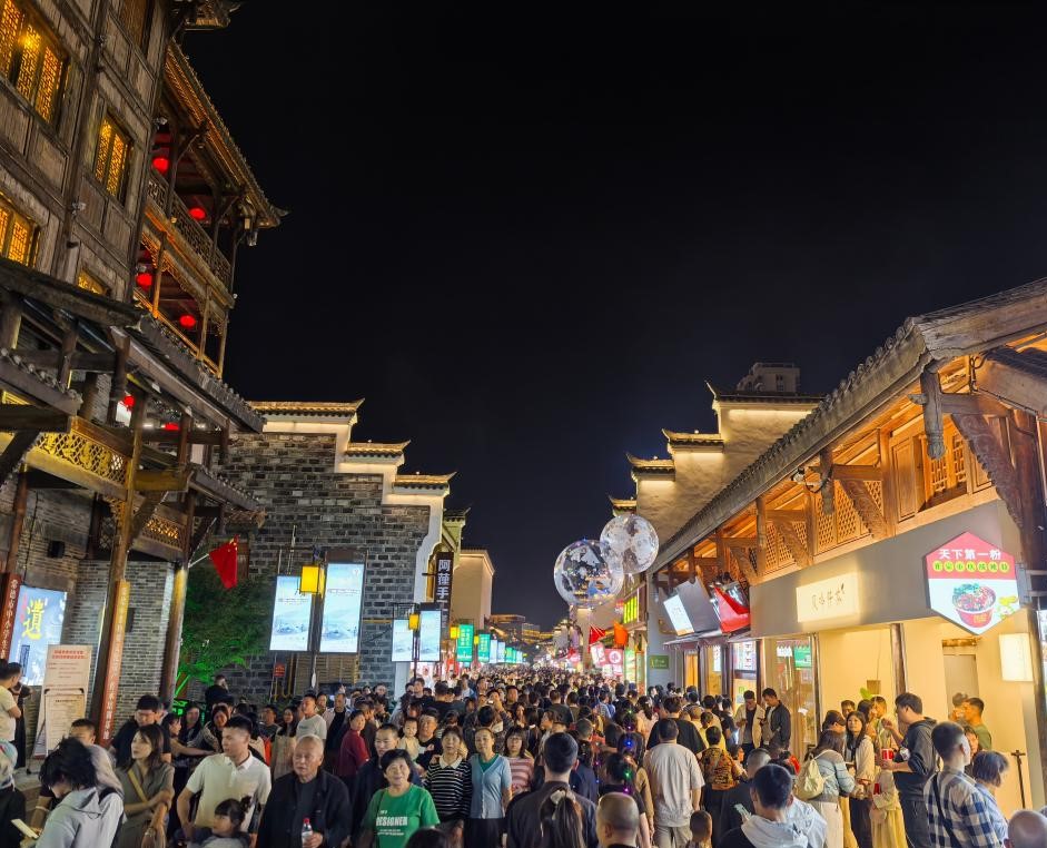 湖南常德：河街人气旺 非遗“唱主角”(图1)