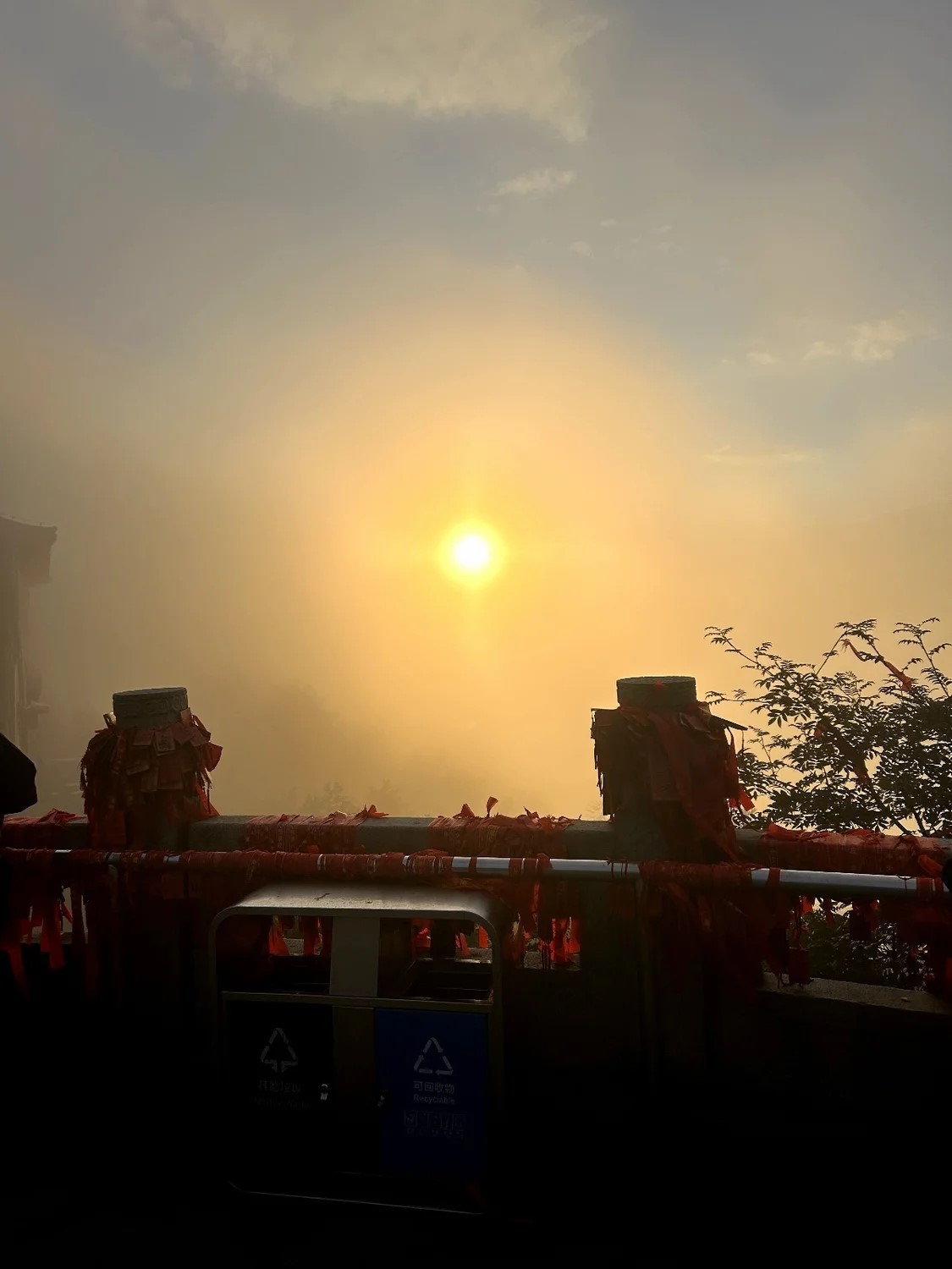 大学生国庆兼职泰山陪爬：一个月前就有人预订，登顶需五六个小时，假期7天几乎排满(图1)