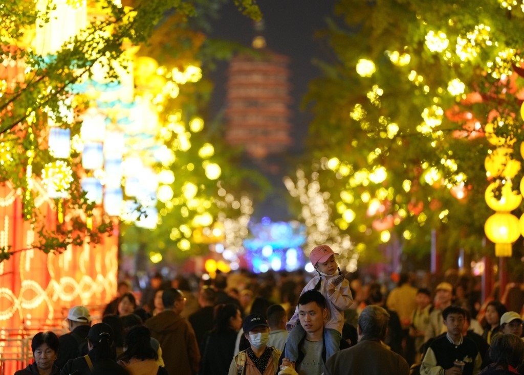 月色灯光满京华—— “京彩灯会”点亮假日夜空(图1)