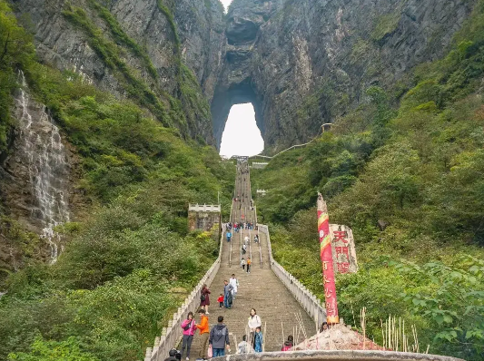 张家界美景背后的“陷阱”：游客直呼钱包受不了，何时能回归纯粹游玩体验？(图2)