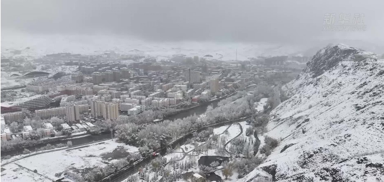 新疆阿勒泰迎降雪 银装素裹美如画(图1)