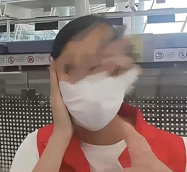网红强迫深圳机场志愿者摘口罩：“就碰你了去报警吧！”(图1)
