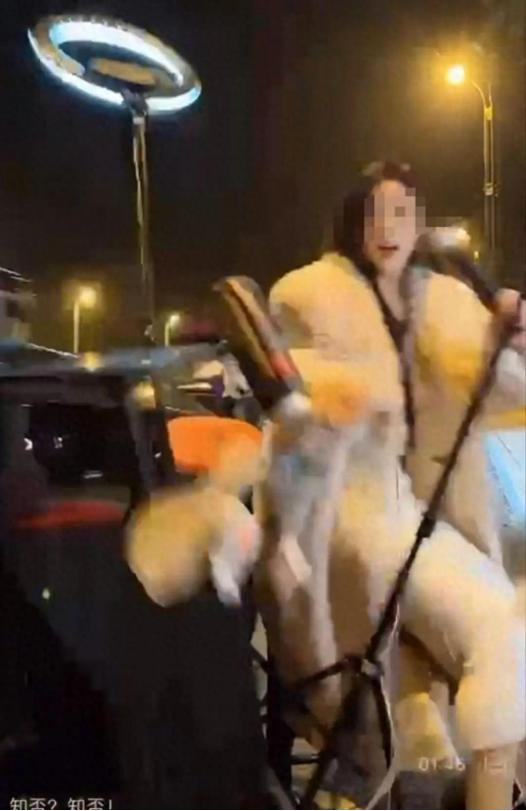 搭讪被拒绝，男子恼羞成怒开车撞向女主播(图1)