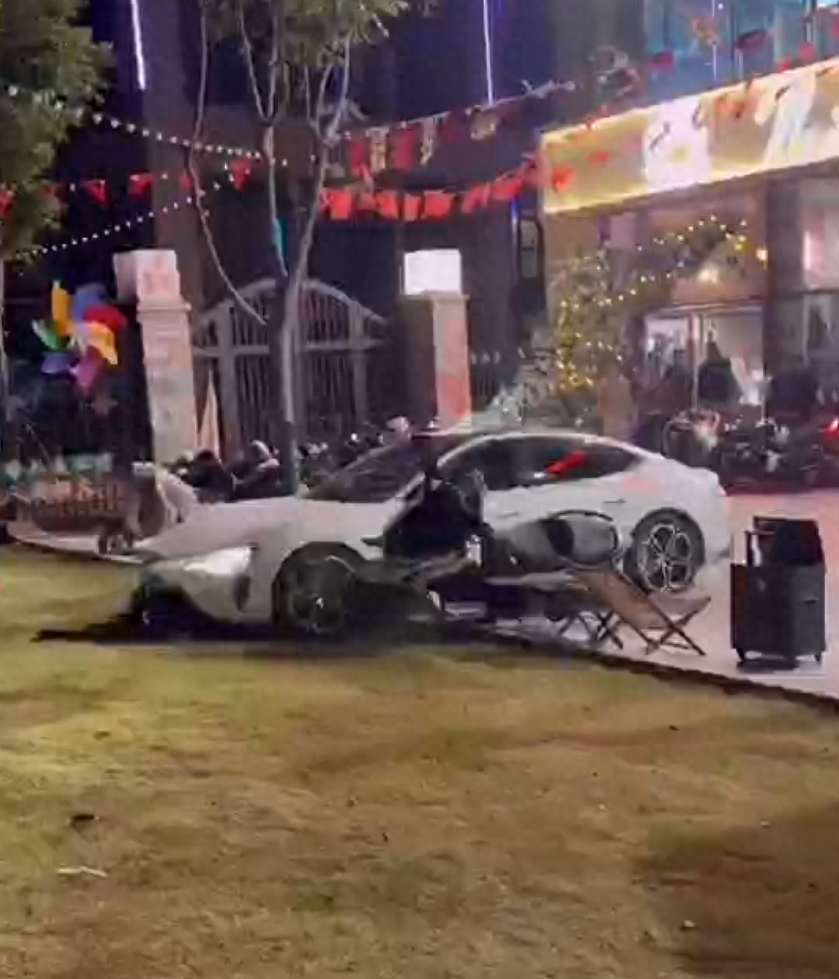 一起飙车引发的血案：小米Su7车主持刀伤人致死后冲撞多车(图1)