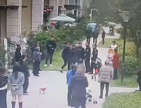 遂宁小区城管暴力执法，老人被打倒地眉伤2厘米(图1)