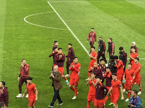 国足世预赛收获关键三分，年轻球员与本土力量成亮点(图2)