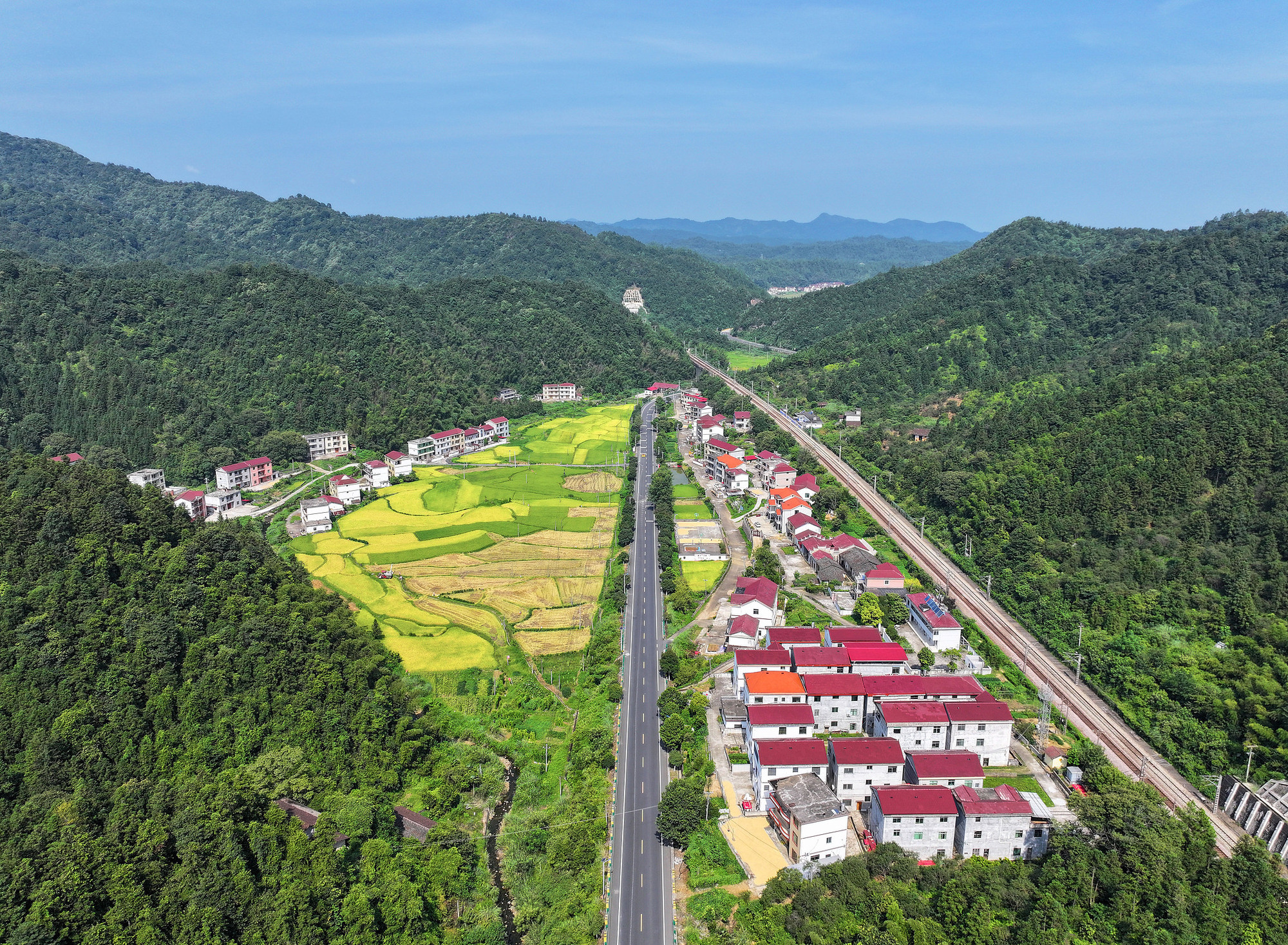 推动农村公路高质量发展 绘就乡村振兴新图景(图1)