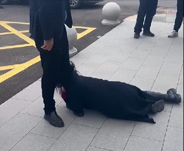 血汗钱何在？江苏女子泪洒公司门前，现实版“讨薪血泪史”(图1)