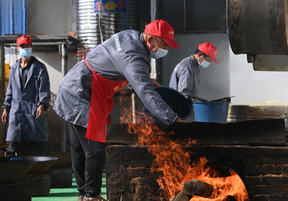 赶制红糖供市场(图1)