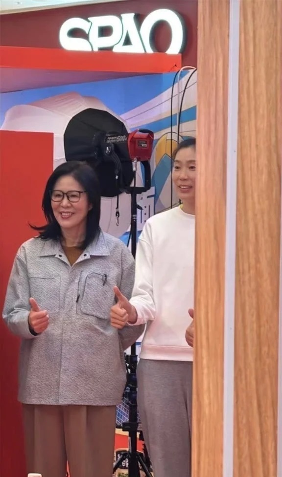 中国女排两传奇再聚：朱婷与郎平相聚杭州引球迷围观，热度超高(图1)