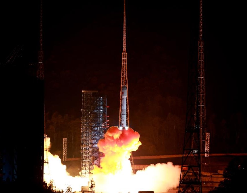 我国成功发射通信技术试验卫星十二号(图1)