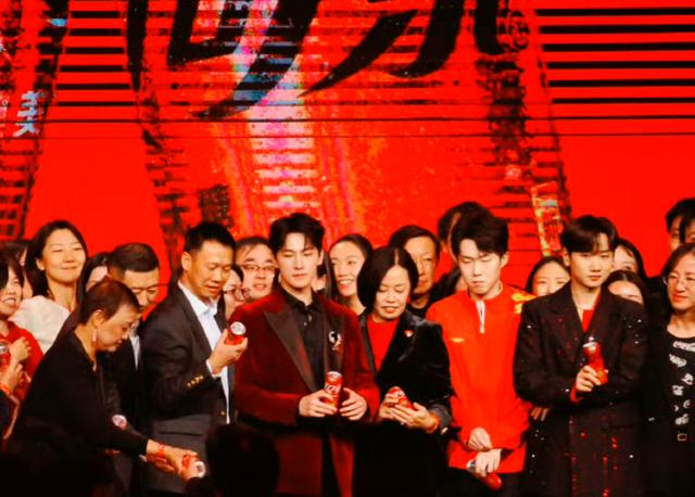 站C位也有讲究？王楚钦杨洋发布会‘抢位’引热议(图2)