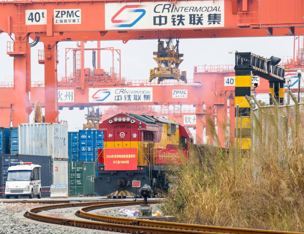 新里程！西部陆海新通道班列年度开行量首破万列(图1)
