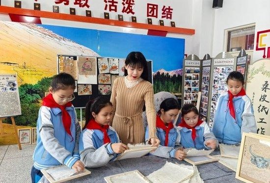 90后教师校园里传承桑皮纸制作技艺(图1)