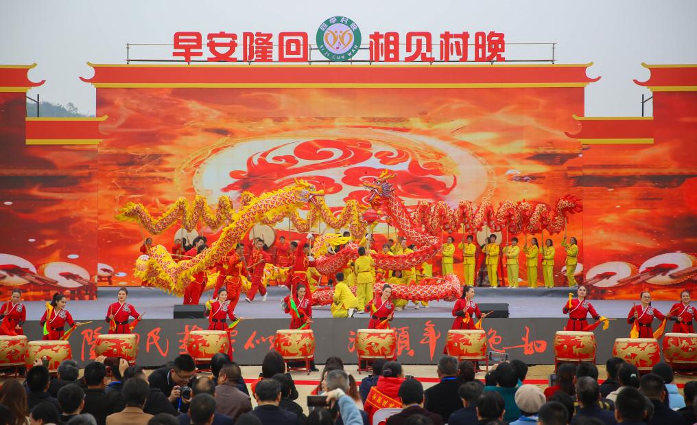 看“村晚”过大年丨一台“村晚”25载 映照乡村新气象(图1)