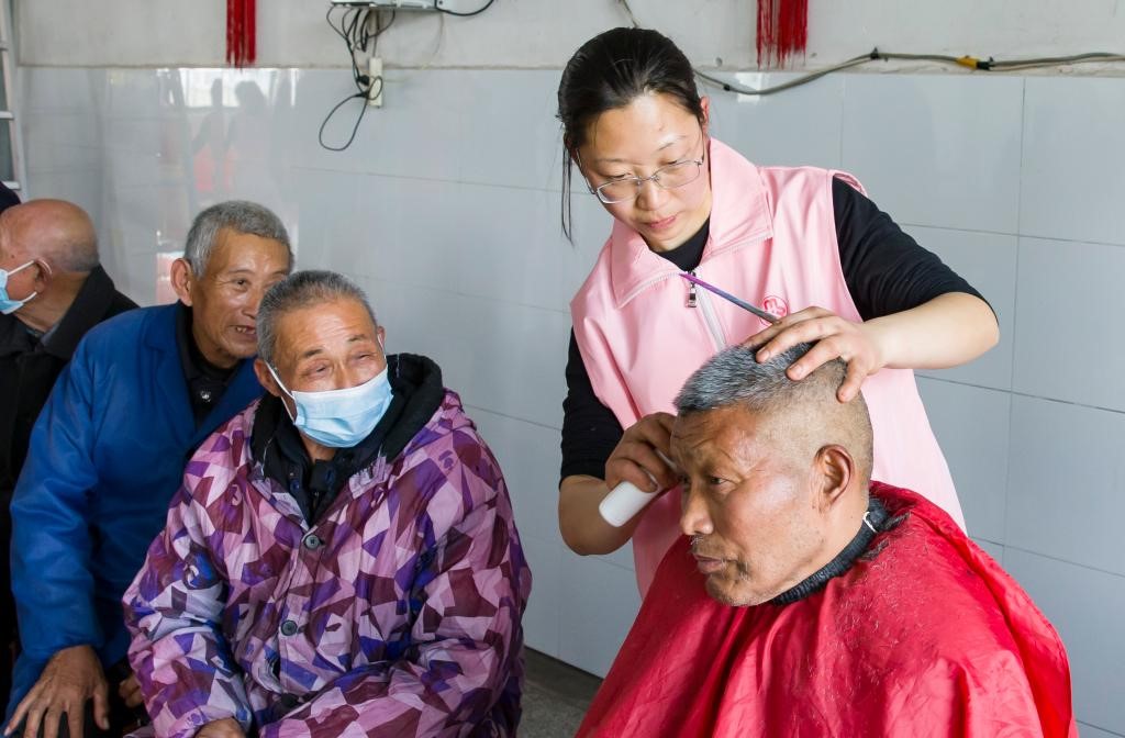 积极践行雷锋精神(图2)