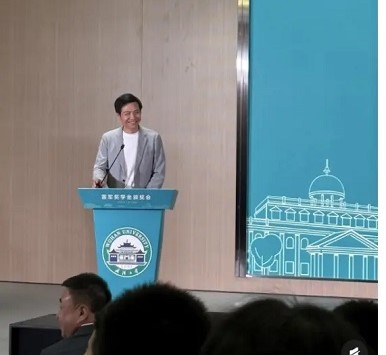 雷军被夸逆生长自曝减肥初衷：英语不好已让母校蒙羞 不能形象欠佳(图1)