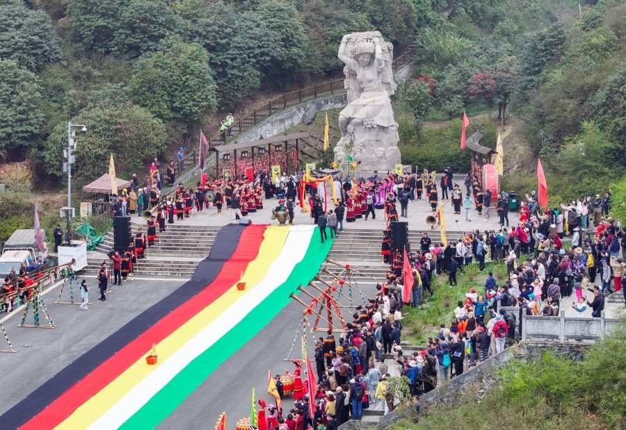 贵州百里杜鹃“祭花神” 非遗魅力引游客(图1)