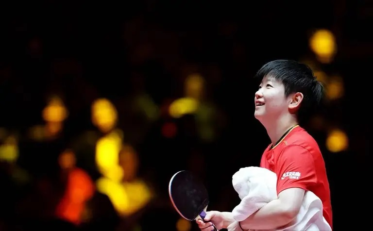 邱贻可成最幸福的人！孙颖莎夺冠后发文感谢，邓亚萍点评小师妹(图1)