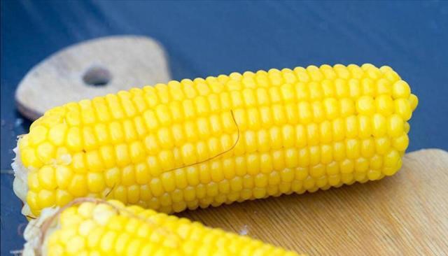 水煮玉米，只用清水远远不够，多放2样，玉米更软糯，甜度更高(图1)