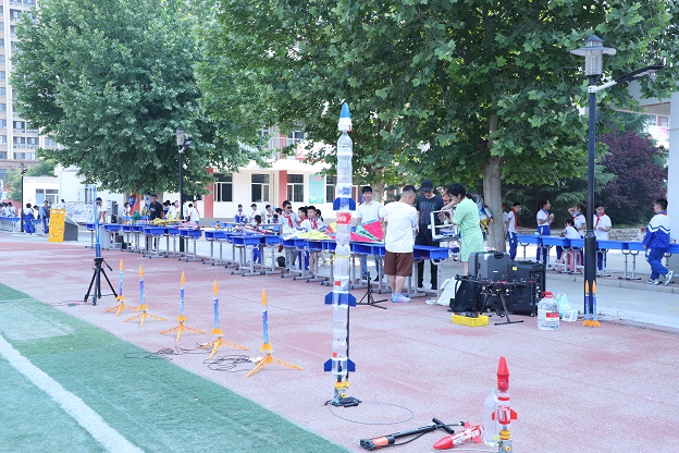 廊坊开发区第三小学举办2025校园科技节 点燃师生科技热情(图2)