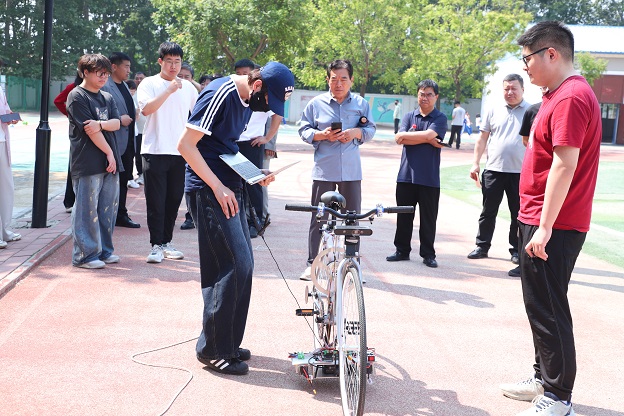 廊坊开发区第三小学举办2025校园科技节 点燃师生科技热情(图3)