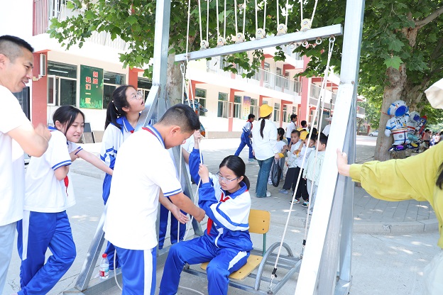 廊坊开发区第三小学举办2025校园科技节 点燃师生科技热情(图4)