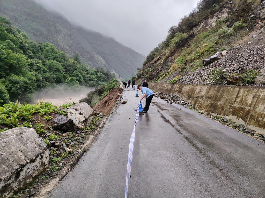强降雨致云南西北部多地受灾 当地全力抢险救灾(图1)