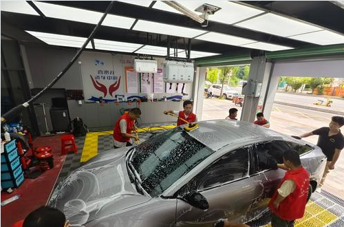 父爱浇灌 21朵“向日葵”迎风绽放 王福宝和他的“喜憨儿”的故事(图1)