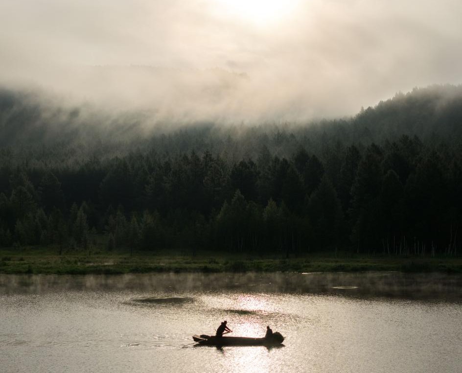 晨雾中的乌苏浪子湖(图2)