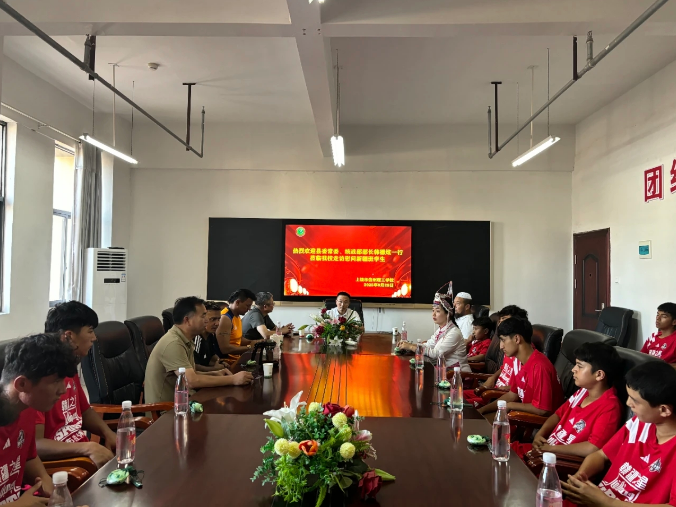 共话成长关怀 促进民族团结    铅山县委常委、统战部部长韩德炫走访看望信州理工新疆籍学生