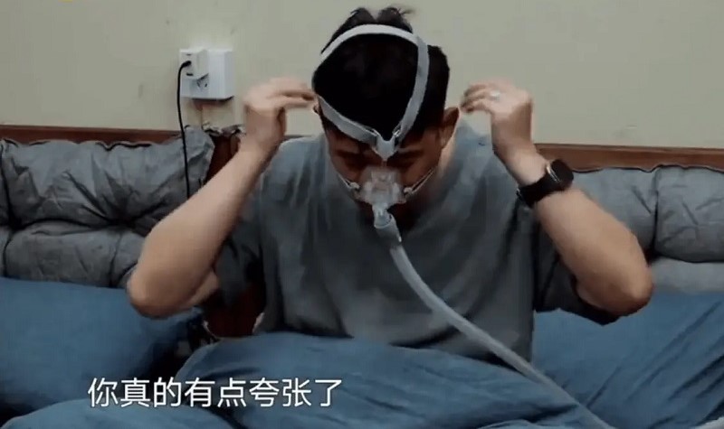 黄磊节目中健康状况引担忧！需戴呼吸机入睡，曾因心脏病突发送医(图1)