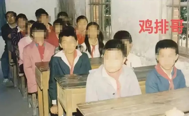 “鸡排哥”和家人国庆要出10个摊位，景德镇连夜招十多名大学生上任“鸡排保镖”，学校回应(图1)