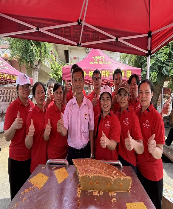 奥运冠军全红婵家乡迈合村暖心派月饼 老字号联动文旅能人助力乡村旅游升级(图2)