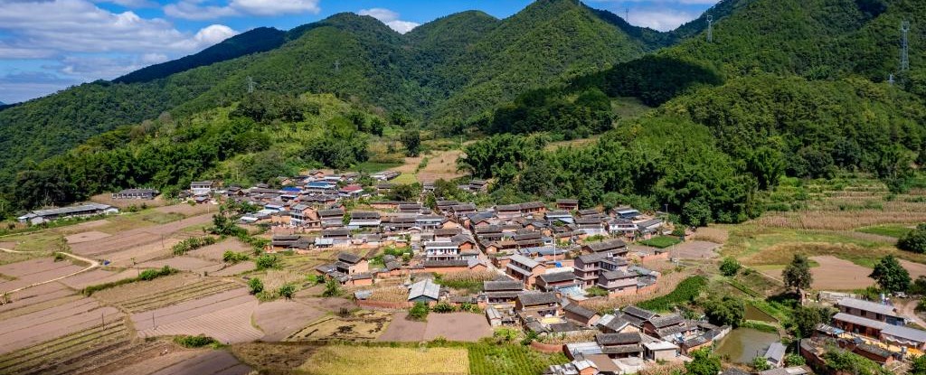 茶马古道上的孔雀屏村(图1)